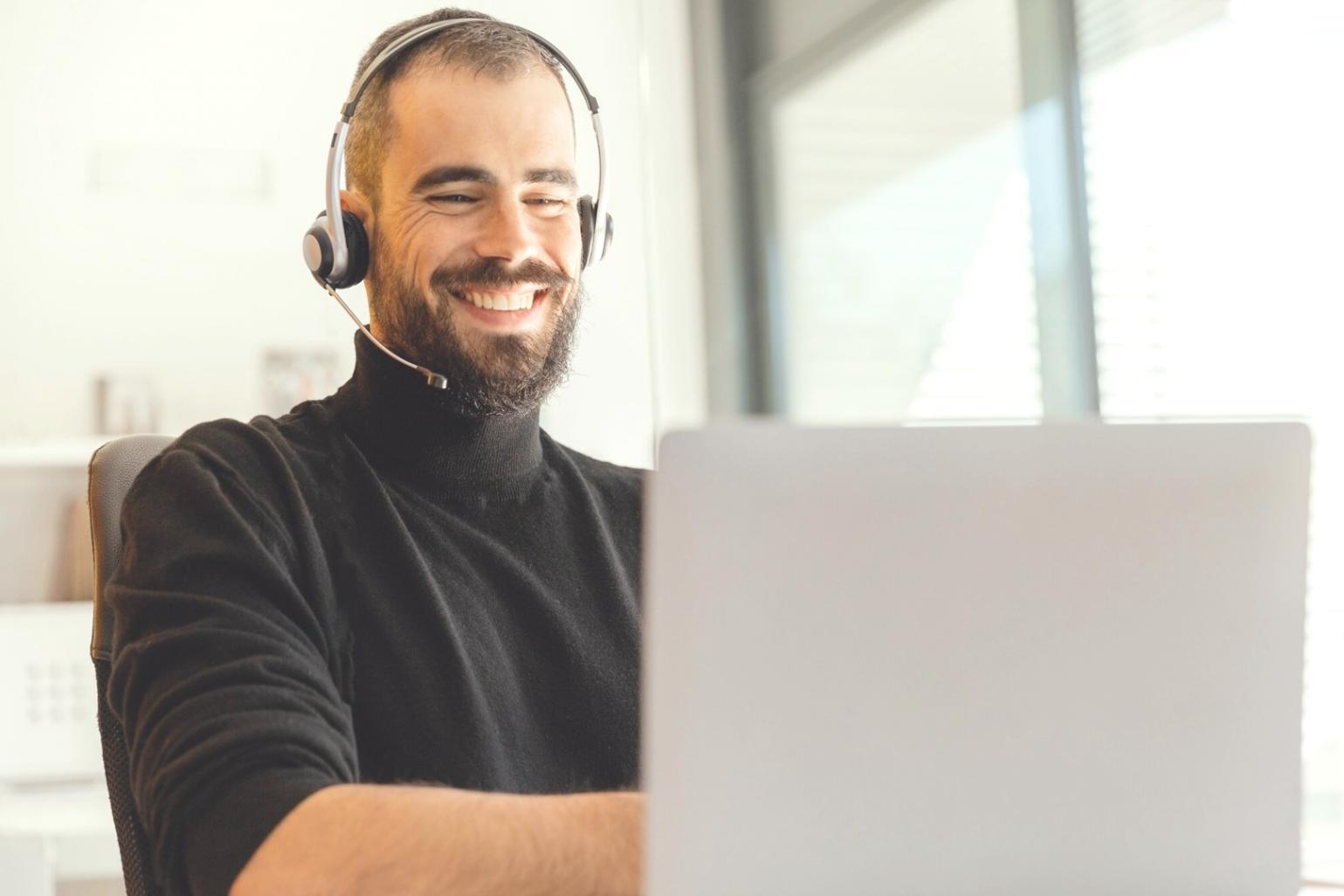 Persona analizando datos financieros en una tableta